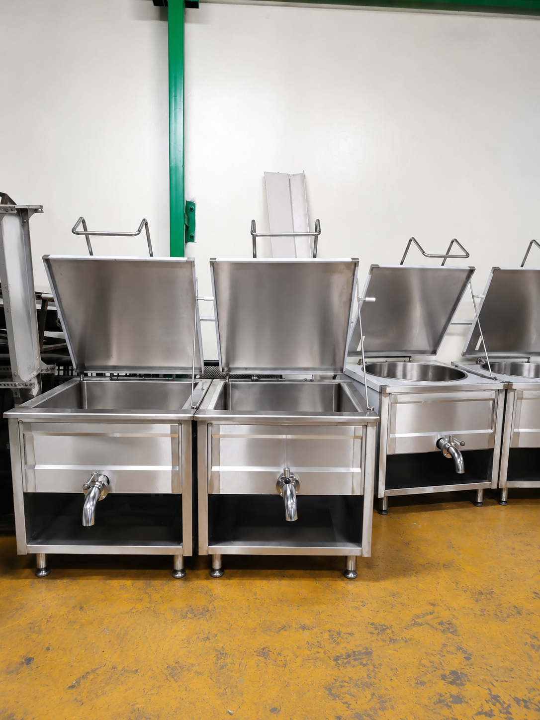 Polished stainless steel bratt pan