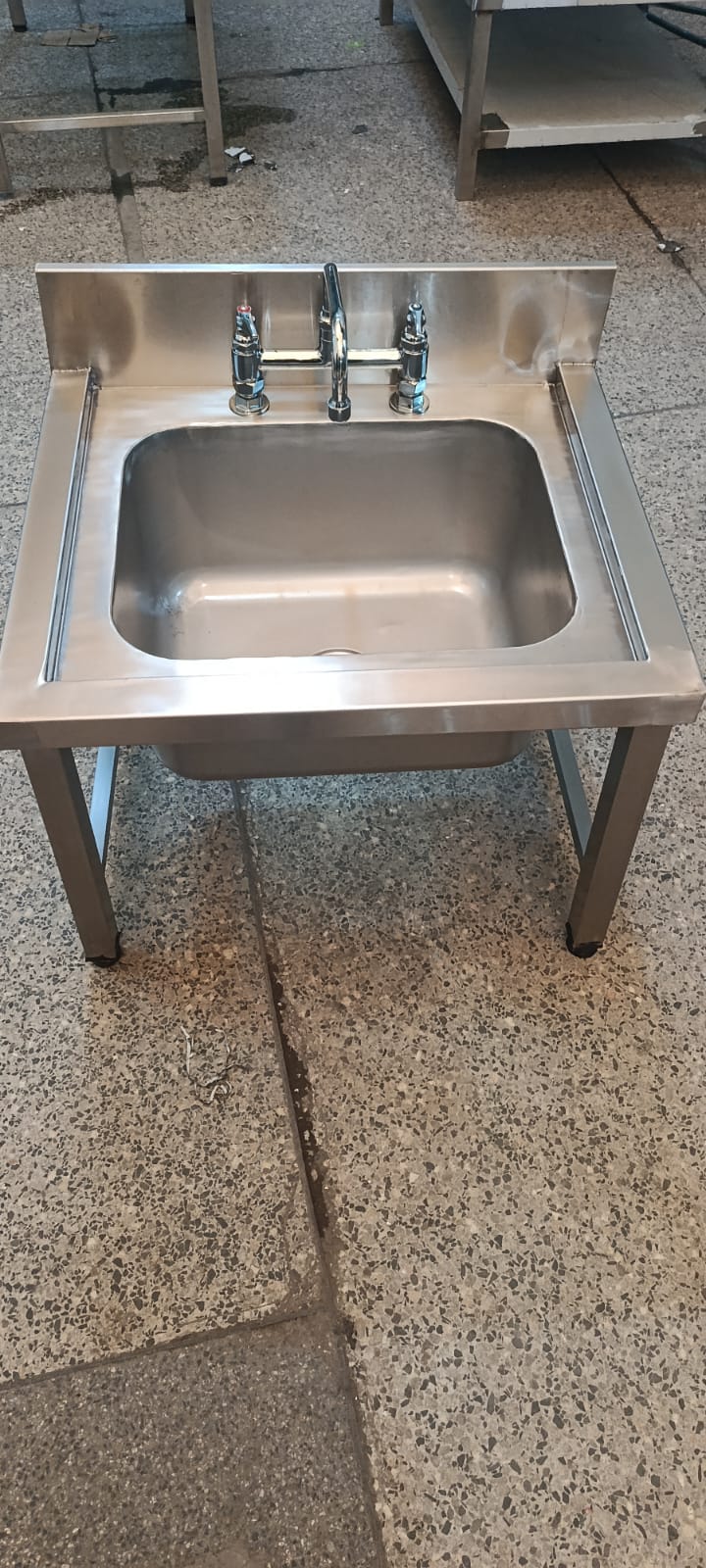 Stainless steel sink with double tap