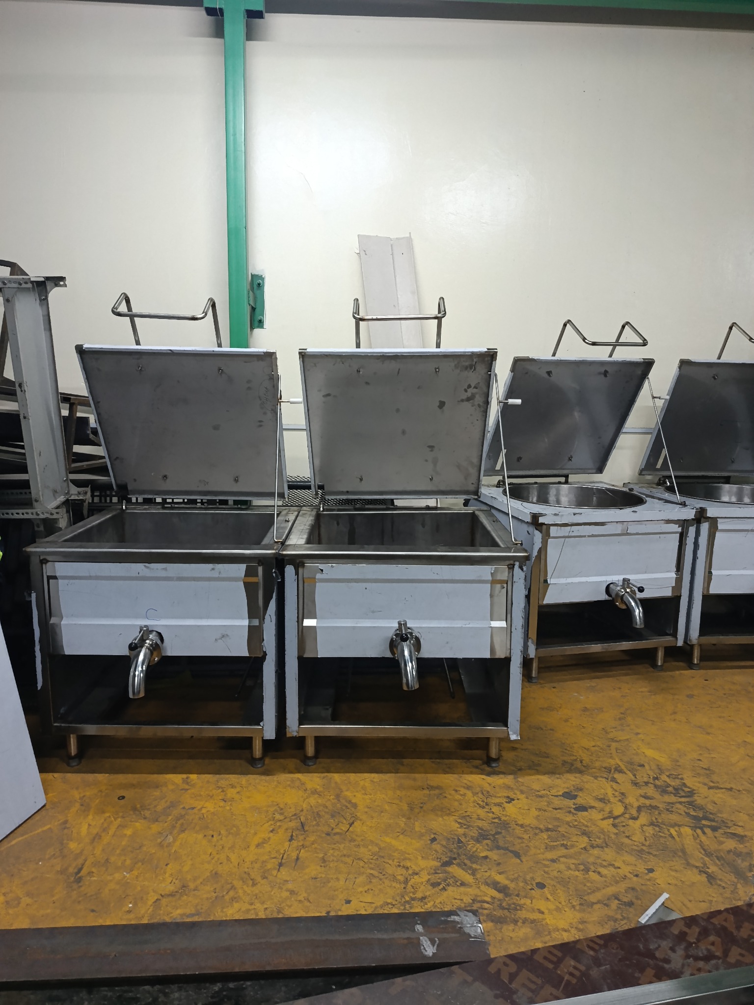 Stainless steel kitchen sinks
